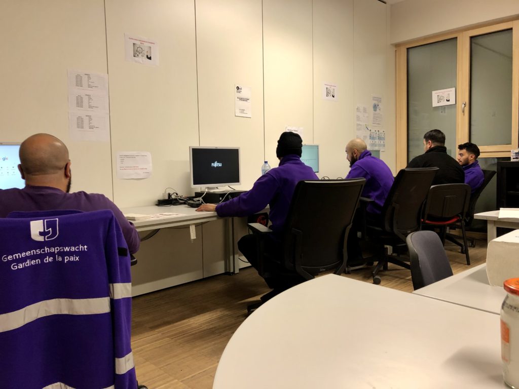 Des gardiens de la paix travaillant sur ordinateurs