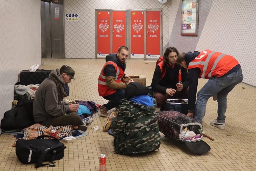 Dans le métro d'Hôtel des Monnaies, les bénévoles servent des boissons chaudes et de la nourriture à des bénéficiaires.